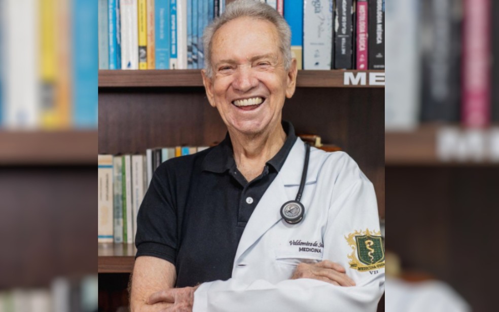 Idoso que sonha em ser médico conclui metade do curso aos 87 anos e posa para sessão de fotos em Goiânia: 'Sonho de criança'