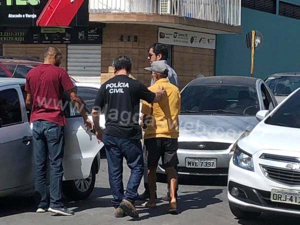 Idoso acusado de agredir animal na saída de supermercado é preso