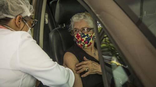 Mortes de idosos por Covid cresce e indica necessidade da 4ª dose