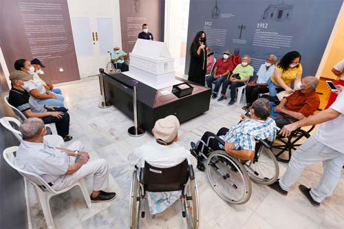 Idosos do abrigo São Vicente de Paulo conhecem Centro de Cultura e Memória