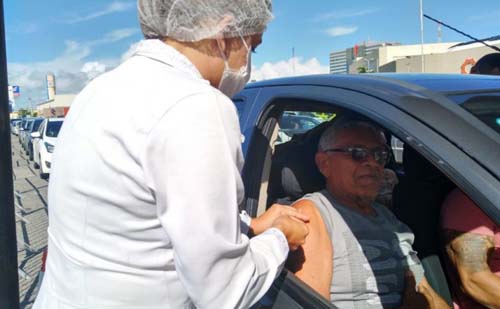 Maceió: idosos são imunizados contra influenza em drive-thru
