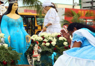 Orla de Maceió se veste de azul em celebração a Iemanjá 