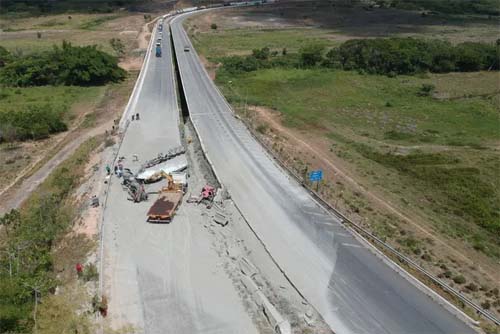 Motorista morre após carreta tombar na BR-101 e rodovia permanece parcialmente interditada