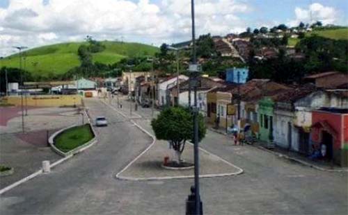 Homem é encontrado ao lado de casa com tiros na cabeça