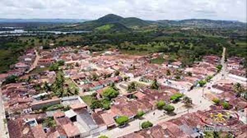 Marido é encontrado morto na porta de casa pela mulher; vítima passou tarde bebendo