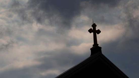 Padre acusado de agressão sexual se suicida em sua igreja na França
