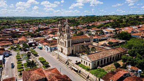 Homem faz criança refém para roubar celular e motocicleta em Igreja Nova