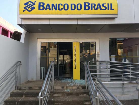 Homens encapuzados e armados com fuzis explodem cofre de banco e roubam malotes em Igreja Nova