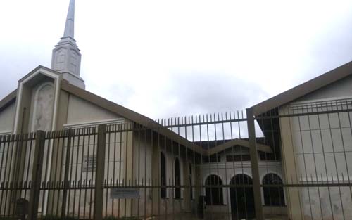 Jovem invade igreja e esfaqueia fiéis durante culto, em Aparecida de Goiânia