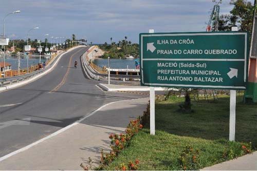 Homem tenta matar a ex, não a encontra e esfaqueia filho de apenas 15 anos