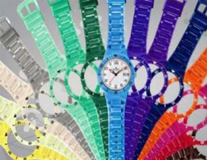 Assaltante com colete de mototaxista rouba 100 relógios de loja