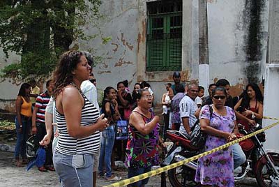 Sem liberação de corpos, familiares depredam IML