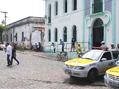 Revoltado com a falta de atendimento, vizinho leva cadáver para posto de saúde
