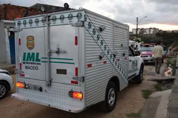 Corpo é encontrado enrolado em tapete e coberto por colchão na Cambona