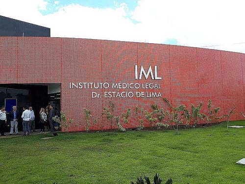 Corpo de mulher enrolado em tapete pode ser enterrado como indigente, diz IML