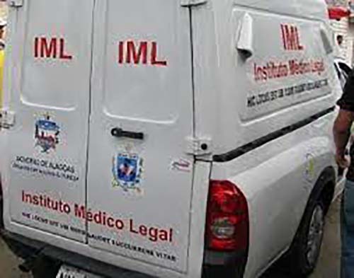 Homem é assassinado com golpes de facão e corpo é encontrado por vigia
