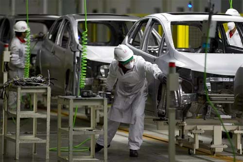 Donald Trump impõe tarifas de 25% sobre importações de automóveis e gera tensão internacional