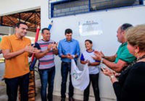 Prefeito de Maceió entrega quadra para 700 alunos no Benedito Bentes