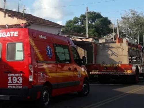 Incêndio em depósito de móveis na zona rural de Coruripe mobiliza equipes do Corpo de Bombeiros