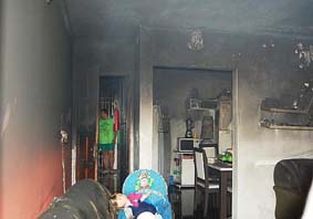 Incêndio destrói apartamento em Jacarecica; Bombeiros avaliam prédio
