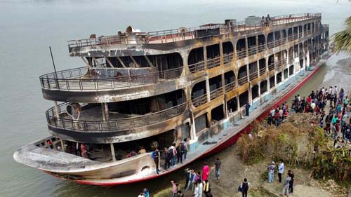 Incêndio em barco deixa 37 mortos em Bangladesh