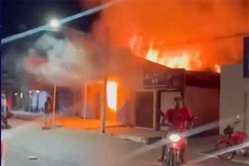 Incêndio de grande magnitude destrói estabelecimento comercial no Sertão de Alagoas