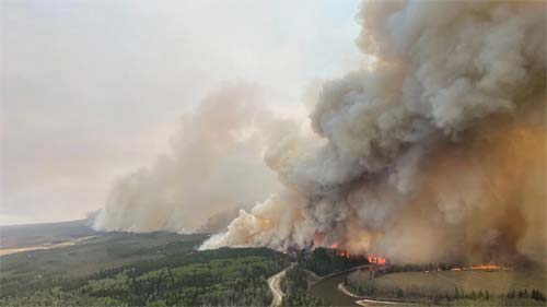 Canadá: Incêndios devastadores na província de Alberta continuam fora de controle