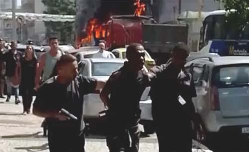 Homem ateia fogo em ônibus e fere mulher e criança; agressor, que também se feriu, foi preso