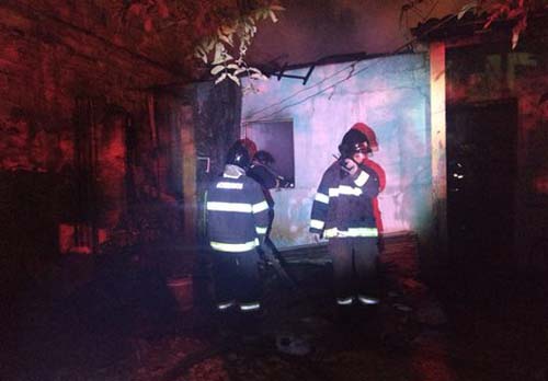 Casa pega fogo e assusta moradores na parte alta de Maceió