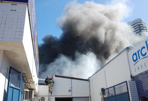 Incêndio destrói loja de refrigeração no Centro de Maceió