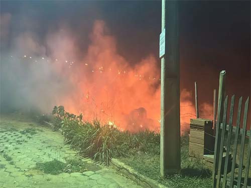 Incêndio em área de vegetação se aproxima das casas em Colatina-ES