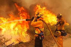 Incêndio deixa 5 mortos na Califórnia e provoca retirada de Malibu