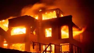 Universidade da Califórnia em Alerta por Incêndio: Estudantes Orientados a Se Prepararem para Possível Evacuação