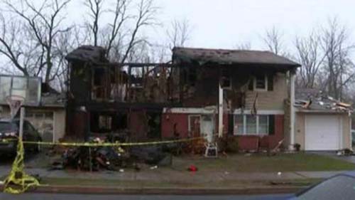 Pai e dois filhos morrem após árvore de Natal pegar fogo