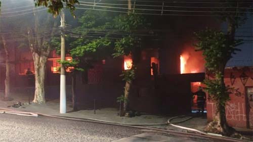 Grande incêndio destrói fábrica de tecidos em São Paulo