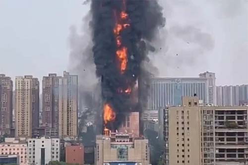 Incêndio de grandes proporções atinge arranha-céu na China