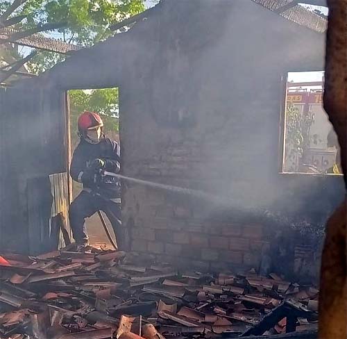 homem ateia fogo em botijão de gás e incêndio deixa casa destruída, em Limoeiro de Anadia