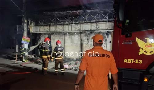 Incêndio destrói loja de equipamentos eletrônicos durante a madrugada
