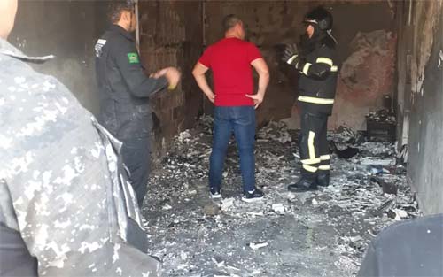 Loja de celulares fica totalmente destruída após incêndio