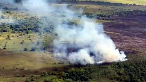 Bombeiros tentam conter incêndio de grandes proporções em Bonito (MS) desde a última segunda-feira (18)