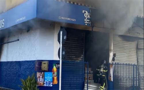 Incêndio atinge estabelecimento comercial na Ponta Grossa; 13 bombeiros são acionados para o local