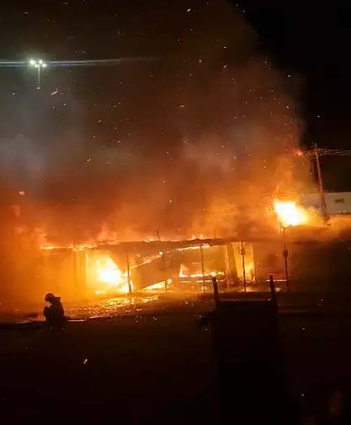 Incêndio de grandes proporções destrói metade das barracas no Mercado da Produção