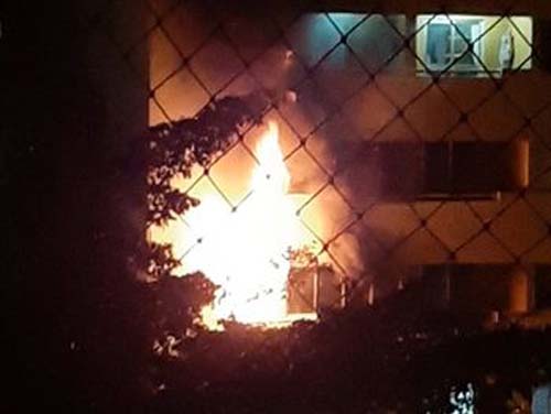 Incêndio atinge apartamento e prédio é interditado pelo Corpo de Bombeiros