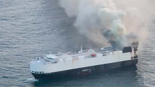 Tripulação abandona navio de carga em chamas na costa do Alasca