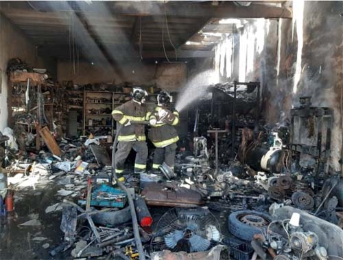 Incêndio atinge oficina mecânica na Av. Gustavo Paiva, em Maceió