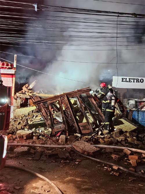 Incêndio criminoso provoca cenário de destruição na Ponta da Terra; 4 imóveis interditados
