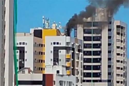 Incêndio atinge prédio na Ponta Verde e provoca evacuação de moradores