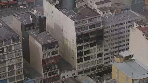 SP: Prédio que pegou fogo na 25 de Março começa a ser demolido