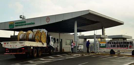 Incêndio em refinaria: Petrobras descarta impacto no abastecimento