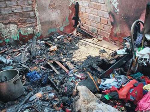 Bombeiros combatem incêndio em residência no Vergel do Lago